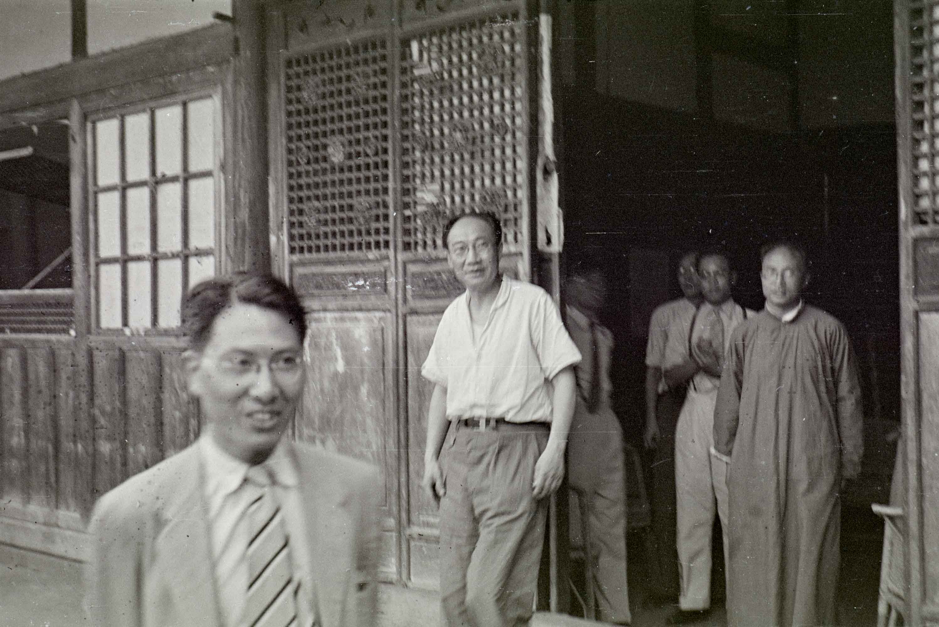 1943年6月，門官田社科所辦公地外景，中為陶孟和，近鏡頭者為巫寶三。來源：李約瑟研究所提供授權.jpg