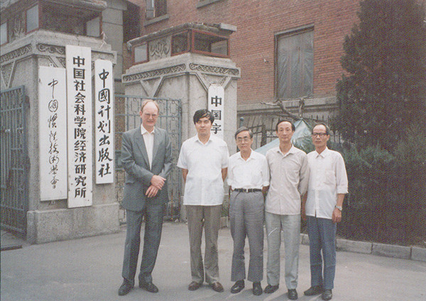1990年代的月壇北小街2號(hào)院門前，合影者：左起：大衛(wèi)·沃爾（英國經(jīng)濟(jì)學(xué)家）、袁鋼明、董輔礽、趙人偉、林泉水。來源：趙人偉藏照片.jpg