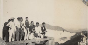 1937年10月，社科所蔡謙、吳半農(nóng)、韓啟桐、王子建、姚曾蔭、鄭友揆、單人驊在南岳上封寺前（徐義生藏）