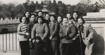 1956年國(guó)際勞動(dòng)?jì)D女節(jié)，經(jīng)濟(jì)研究所部分女同志合影。（圖片來(lái)源：汪熙曾藏）