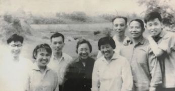 1972年，經(jīng)濟(jì)所部分人員在河南明港干校合影留念。左起：沙吉才、王淑文、汪德余、劉碧英、唐倫慧 ,右起：張鶴齡、李澤中、劉其昌。圖片來(lái)源：張鶴齡藏照片