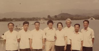 1980年6月，經(jīng)濟(jì)研究所與中國(guó)數(shù)量經(jīng)濟(jì)學(xué)會(huì)協(xié)同舉辦計(jì)量經(jīng)濟(jì)學(xué)講習(xí)班期間部分人士合影：王光美（右四，中國(guó)社會(huì)科學(xué)院外事局局長(zhǎng)）、關(guān)淑莊（右三）、蕭政（左四）、張守一（左一）、張鶴齡（左二）。（圖片來(lái)源：張鶴齡藏）