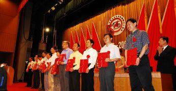 2007年5月25日，楊春學(xué)（右三）、劉霞輝獲中國(guó)社會(huì)科學(xué)院優(yōu)秀科研成果二等獎(jiǎng)。圖為頒獎(jiǎng)現(xiàn)場(chǎng)。（圖片來(lái)源：經(jīng)濟(jì)研究所圖書(shū)館藏）