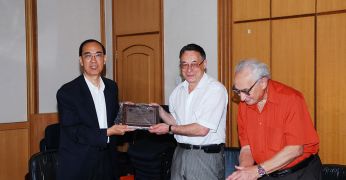 2008年5月27日，俄羅斯科學(xué)院經(jīng)濟(jì)研究所副所長(zhǎng)索羅金、研究員尼基夫洛夫向劉樹(shù)成所長(zhǎng)頒發(fā)康德拉季耶夫金獎(jiǎng)。（圖片來(lái)源：經(jīng)濟(jì)研究所藏）
