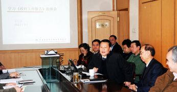 2012年3月20日，政協(xié)委員劉樹(shù)成、裴長(zhǎng)洪和全所研究人員分享學(xué)習(xí)政府工作報(bào)告的體會(huì)，圖為裴長(zhǎng)洪發(fā)言。圖片來(lái)源：王硯峰攝
